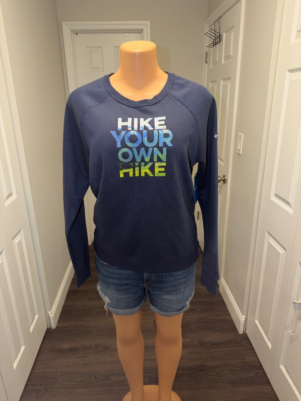 NWT Columbia Navy Crewneck Sweatshirt with Blue and Green Graphic SIZE M